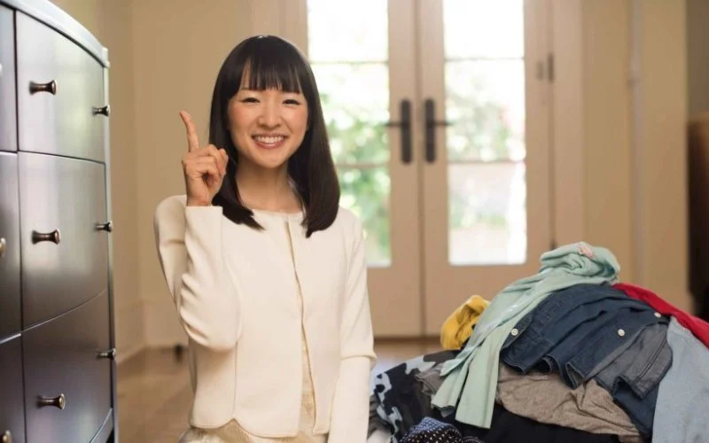 Phương pháp KonMari là một hệ thống và triết lý giúp dọn dẹp nhà cửa và mang lại cuộc sống vui vẻ